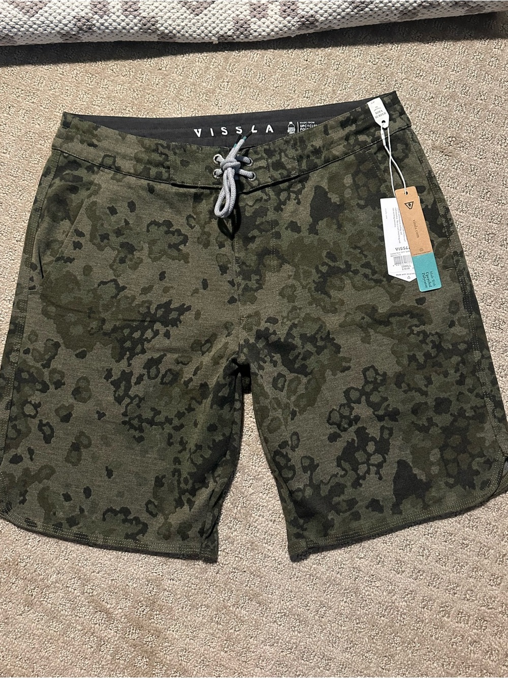 NWT Vissla Sofa Surfers Mens Shorts Camo 18.5” Boardshorts Size Small